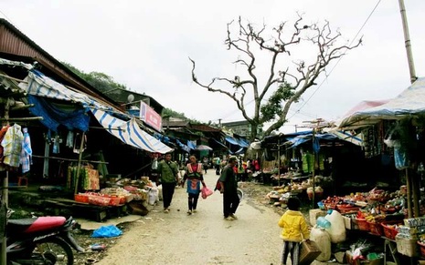 Dao San market in Lai Chau